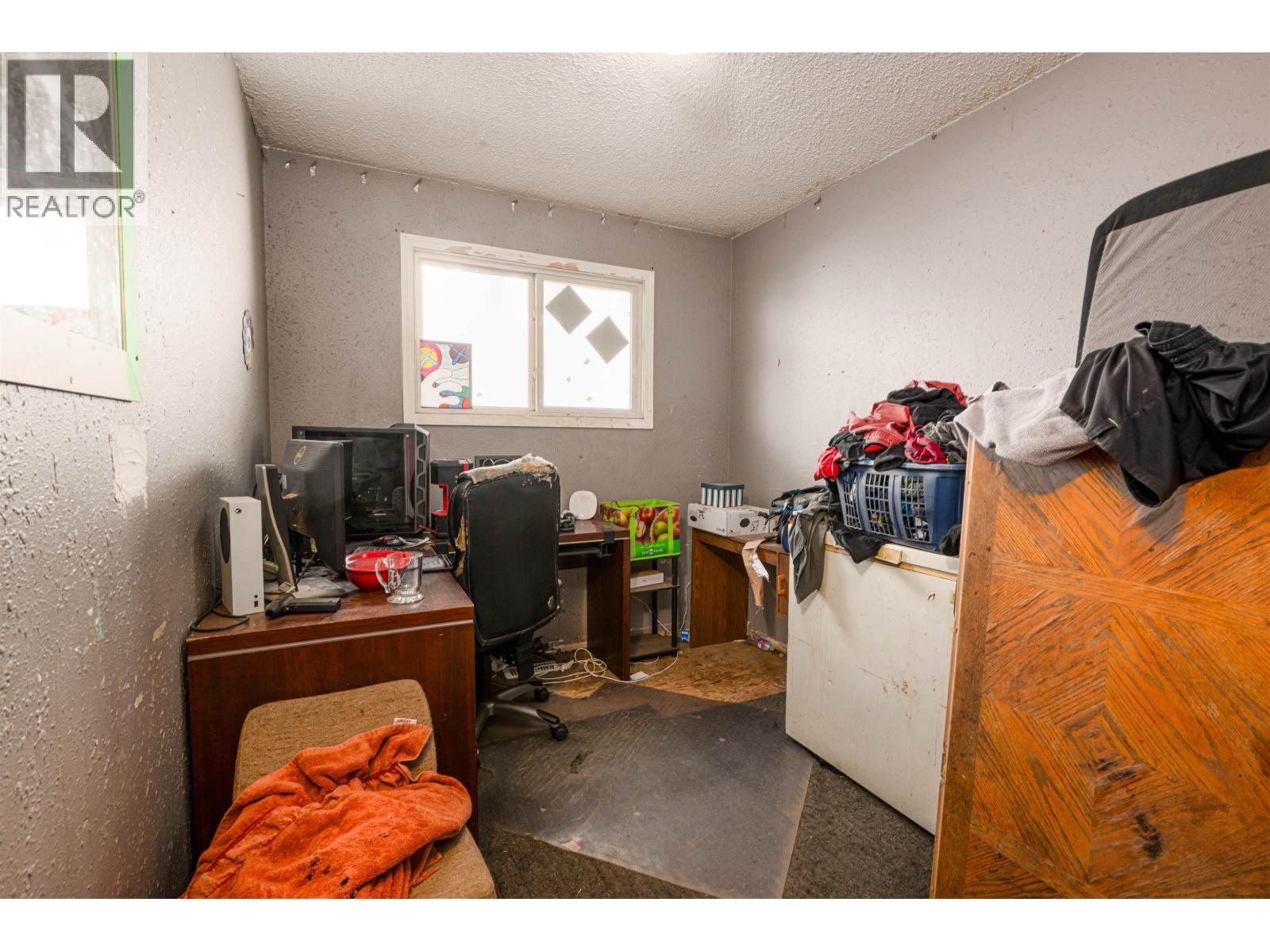 2336 VICTORIA STREET - 10