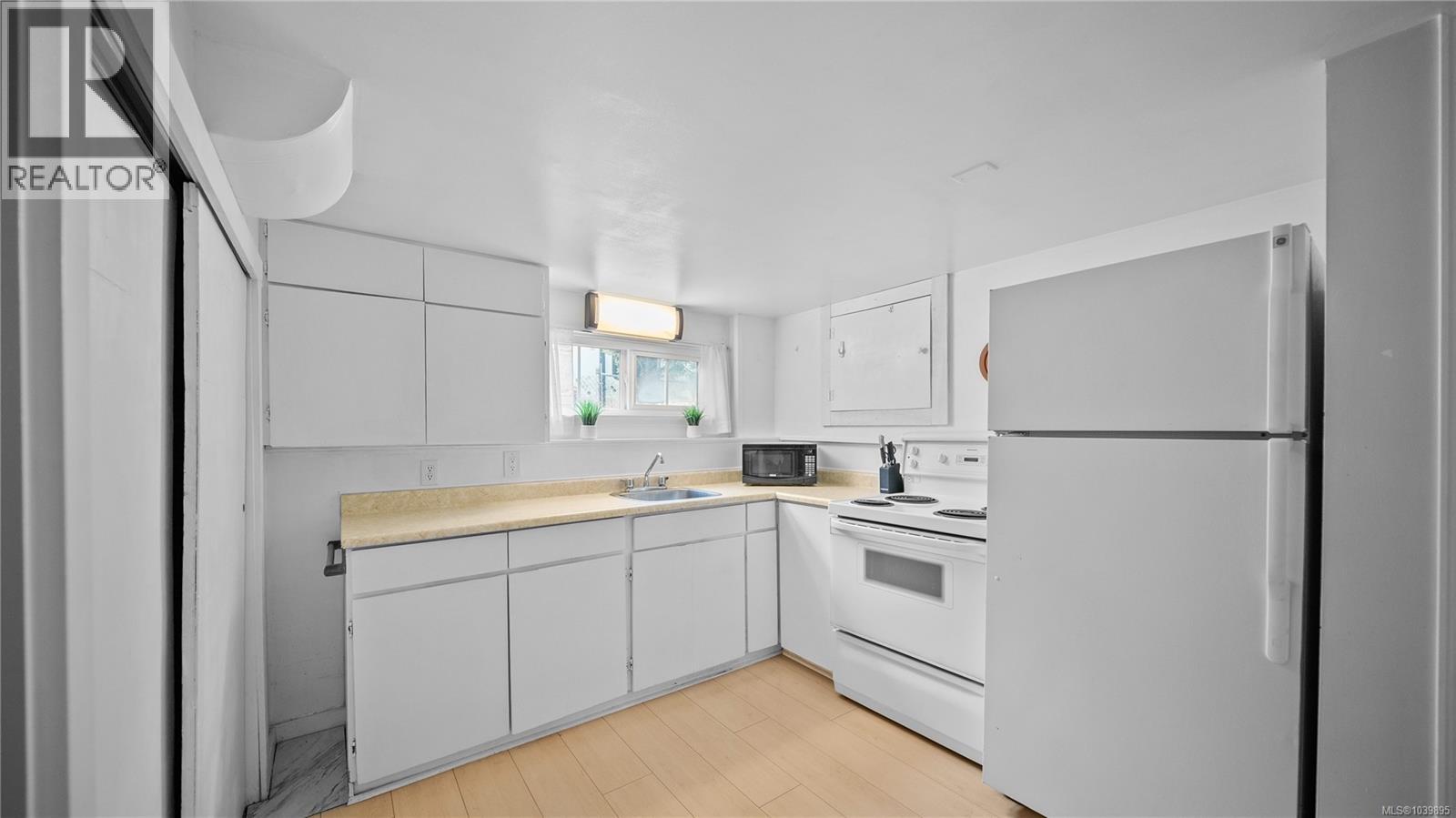  256 Cadillac Avenue, Saanich