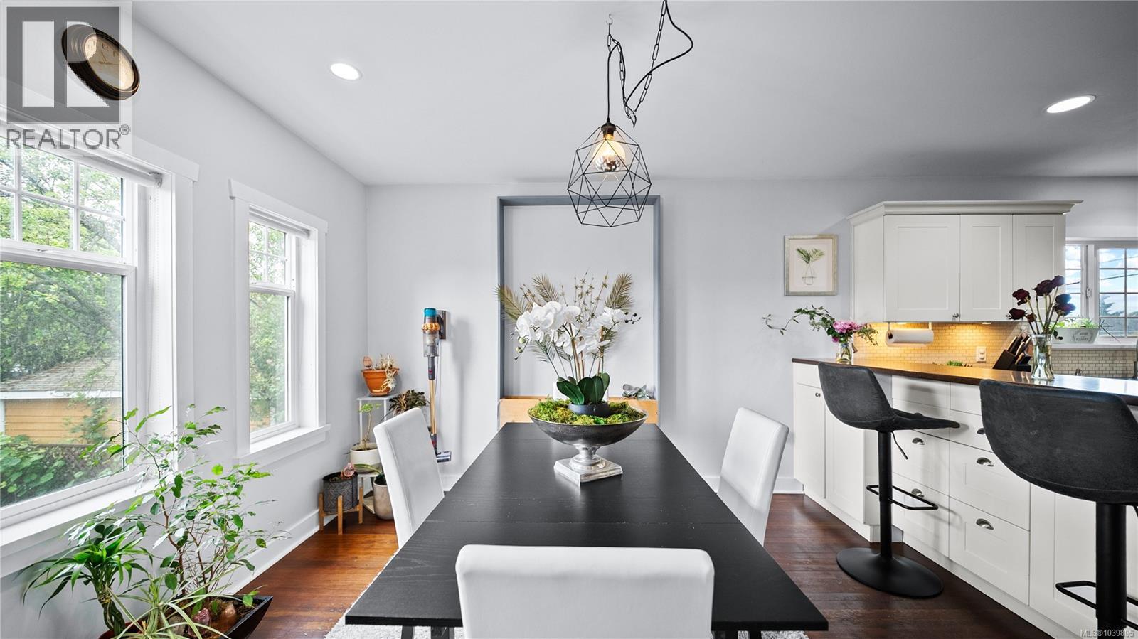  256 Cadillac Avenue, Saanich