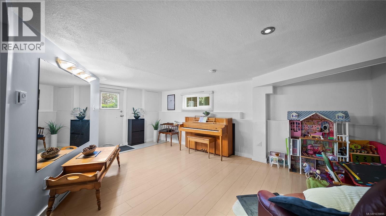  256 Cadillac Avenue, Saanich