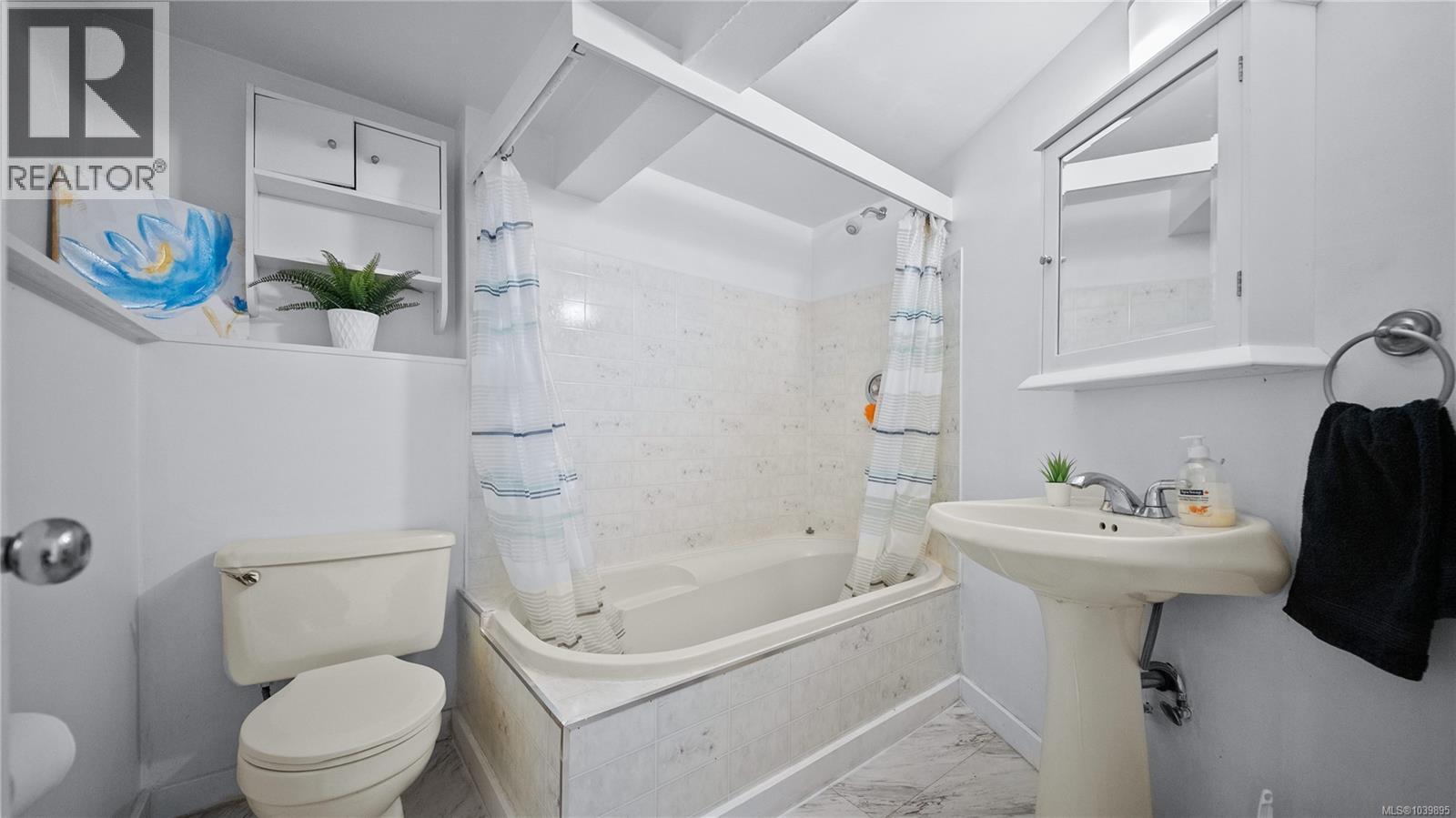  256 Cadillac Avenue, Saanich