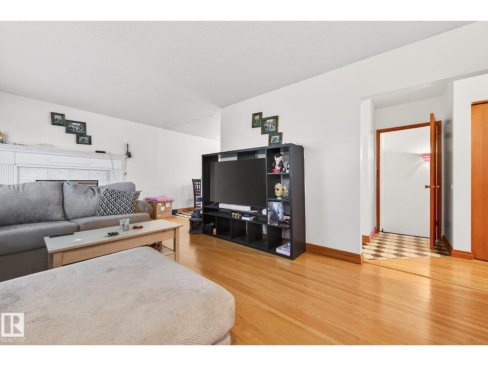 8814 162 ST NW - 4