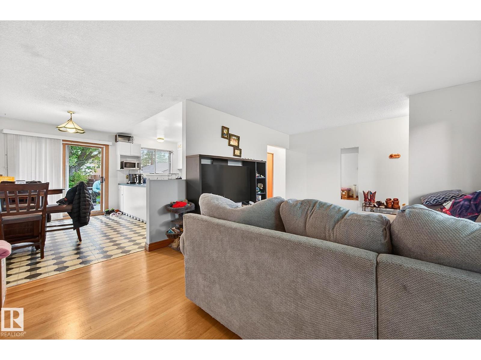 8814 162 ST NW - 7