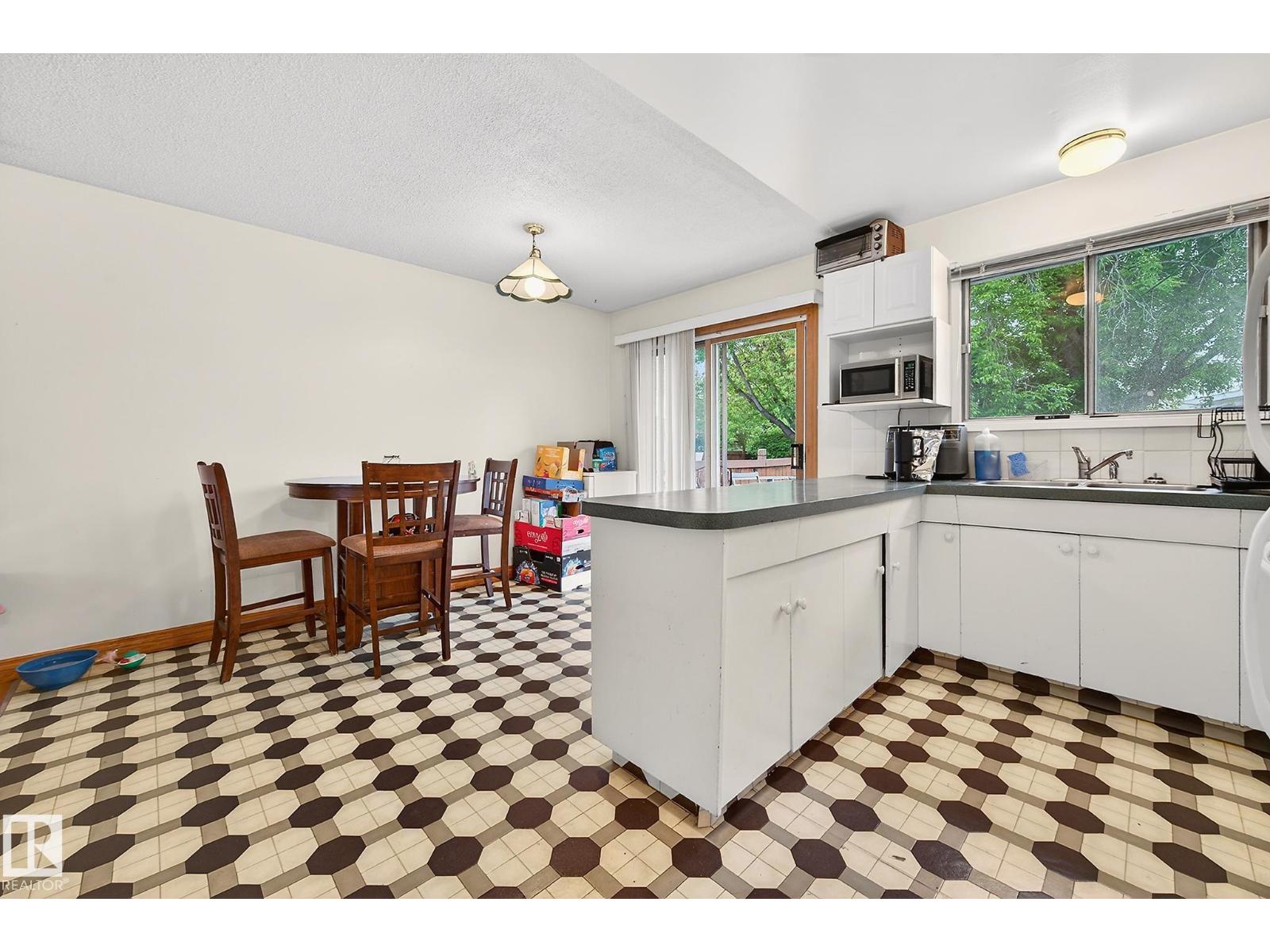 8814 162 ST NW - 8