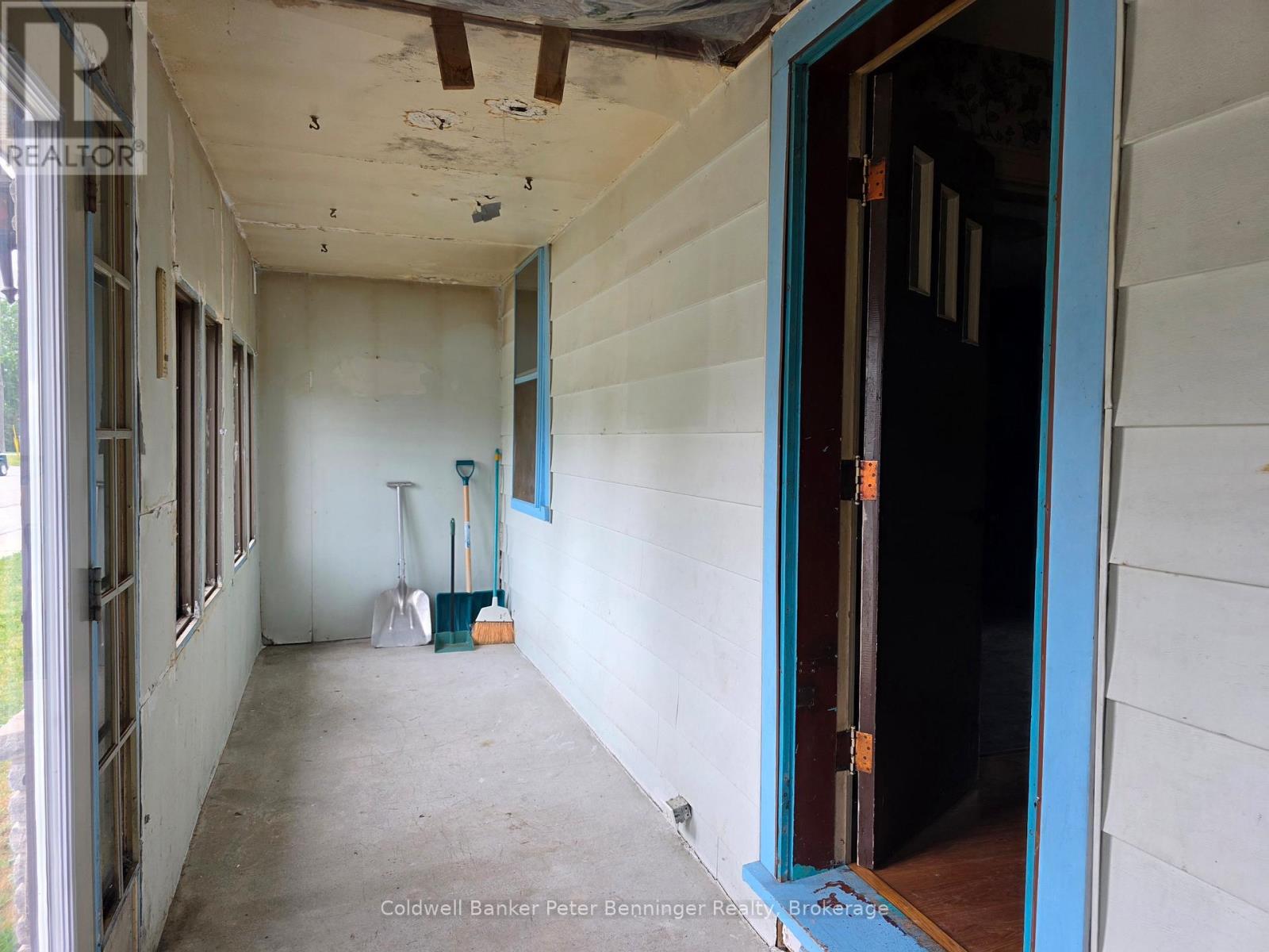 21 PETER STREET S - 18