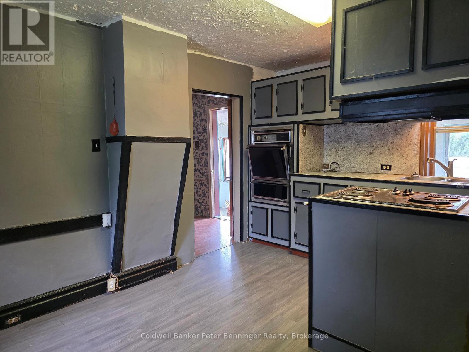21 PETER STREET S - 7