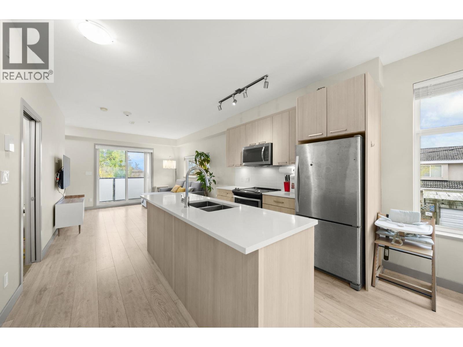 216 7001 ROYAL OAK AVENUE — photo 3