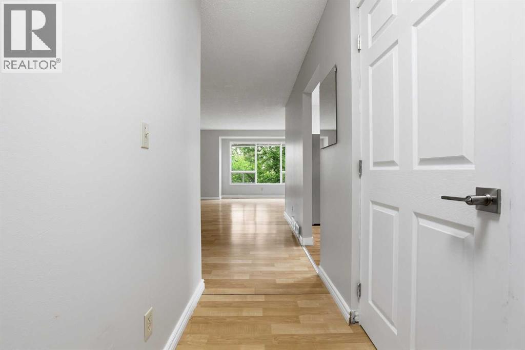 OVERVIEW TO MAIN LIVING AREA