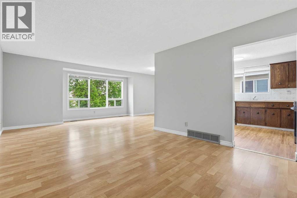 OVERVIEW FROM LIVING ROOM TO KITCHEN