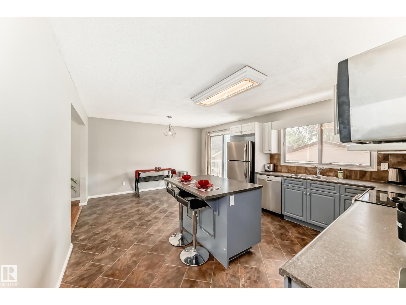 3909 39 AV — photo 10