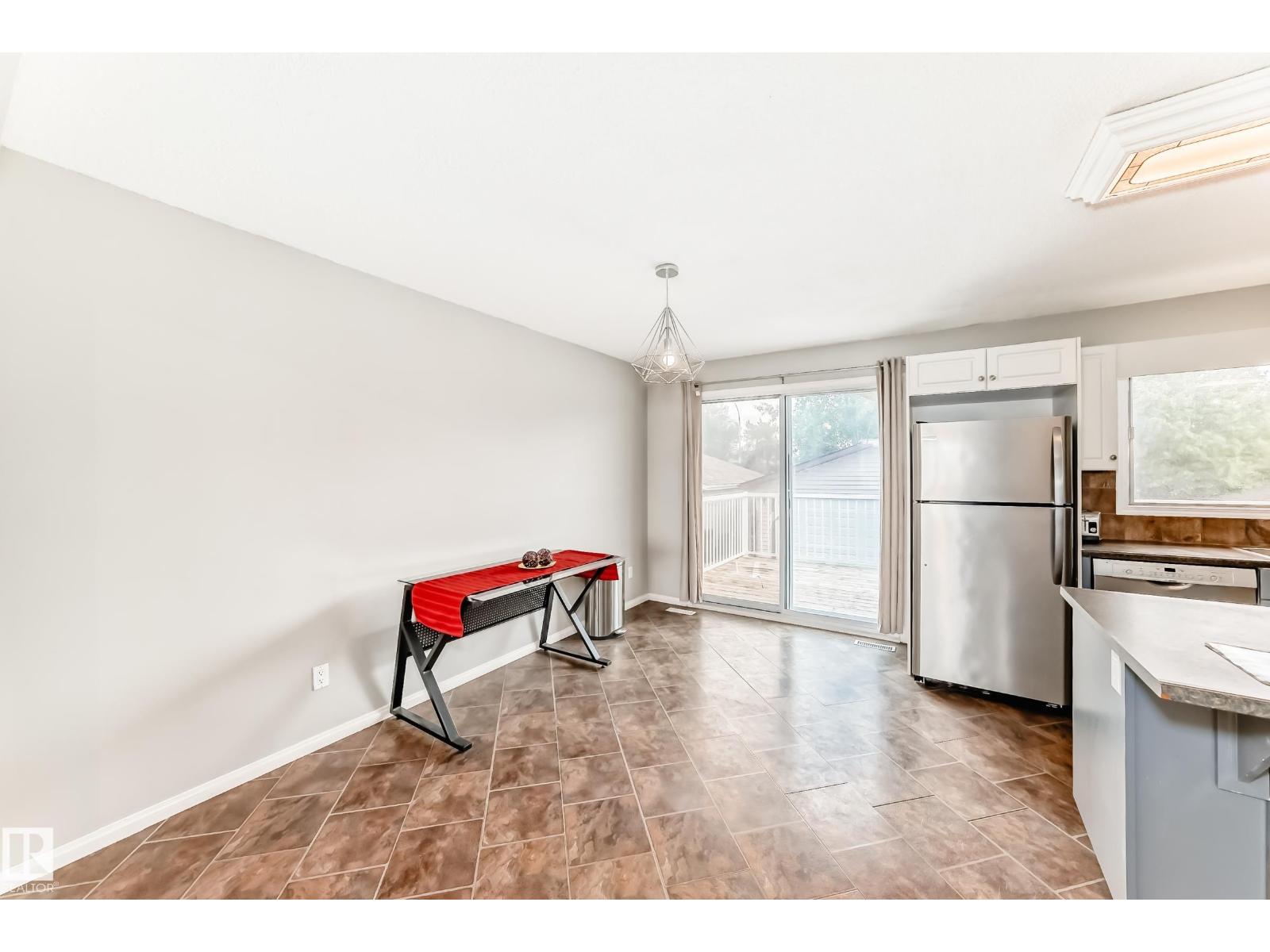 3909 39 AV — photo 11