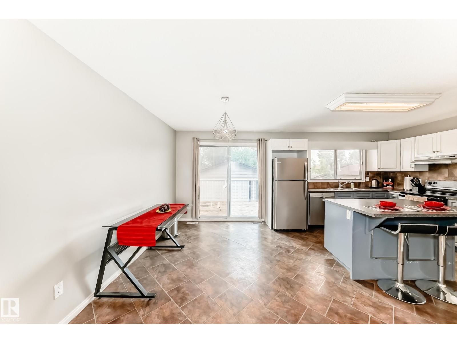 3909 39 AV — photo 12