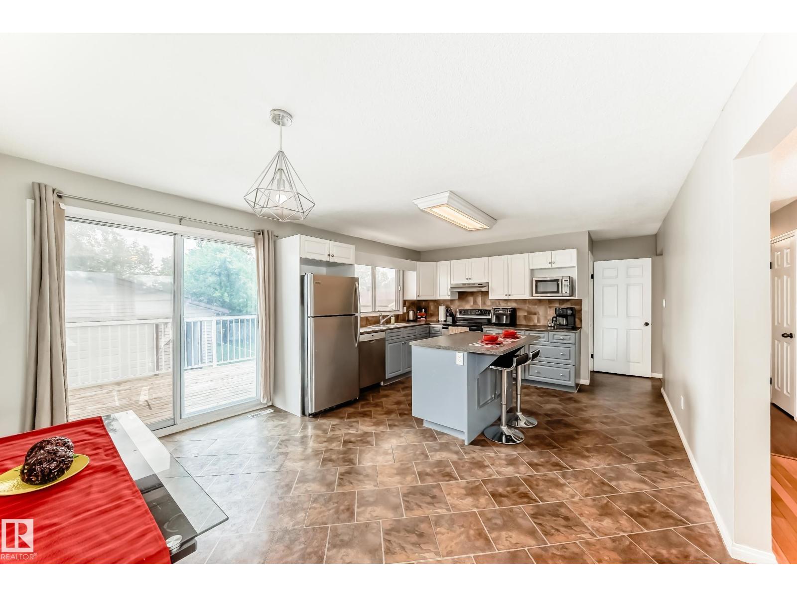 3909 39 AV — photo 13