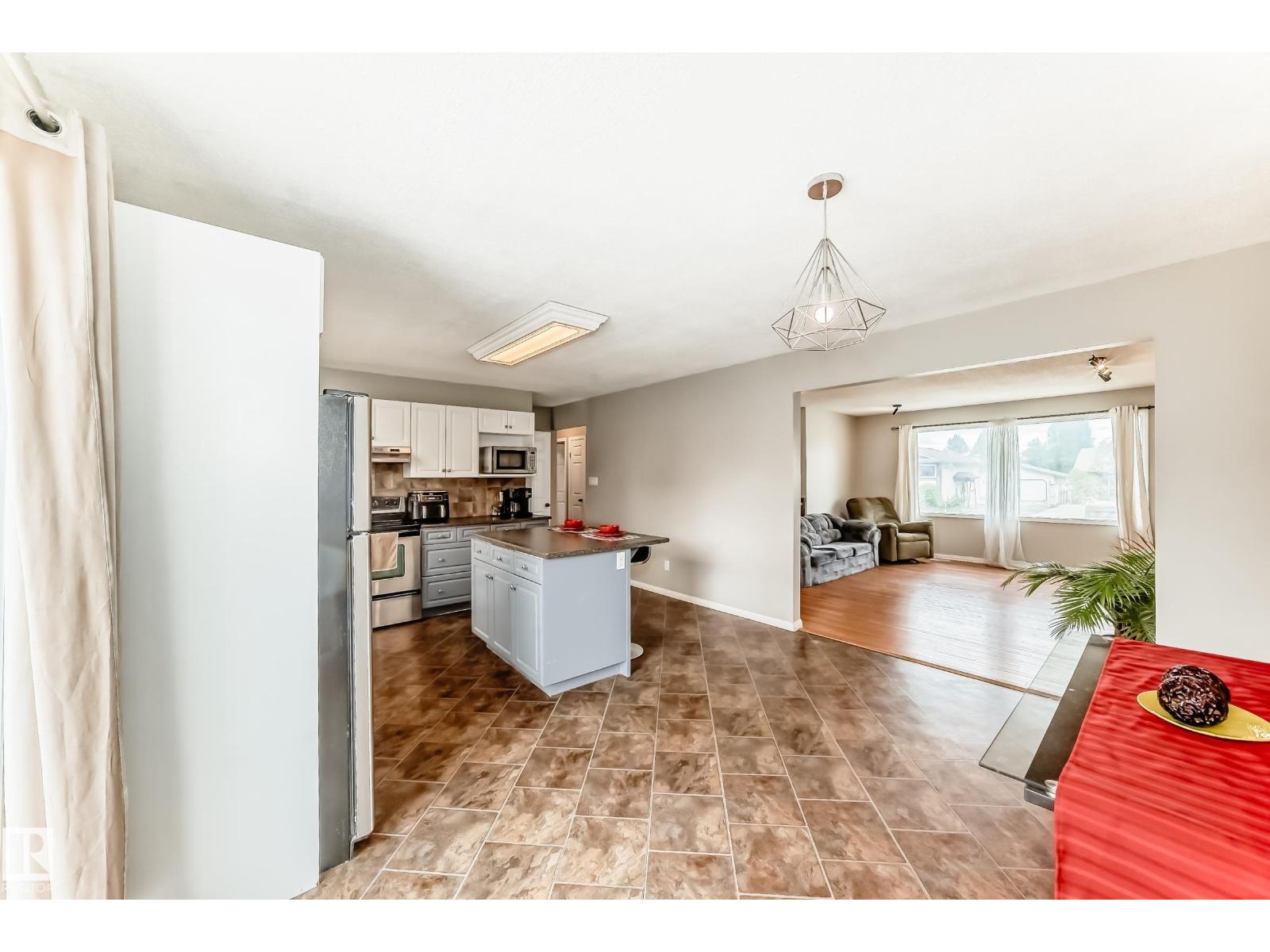 3909 39 AV — photo 14