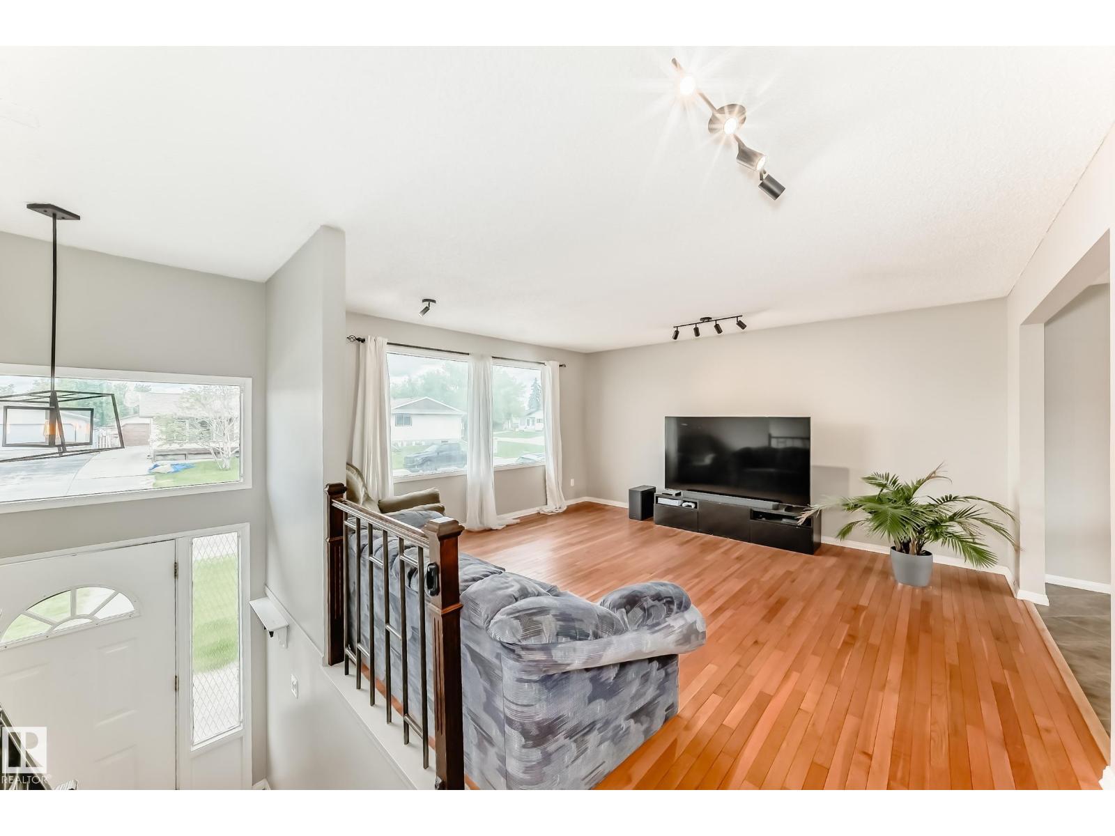 3909 39 AV — photo 15