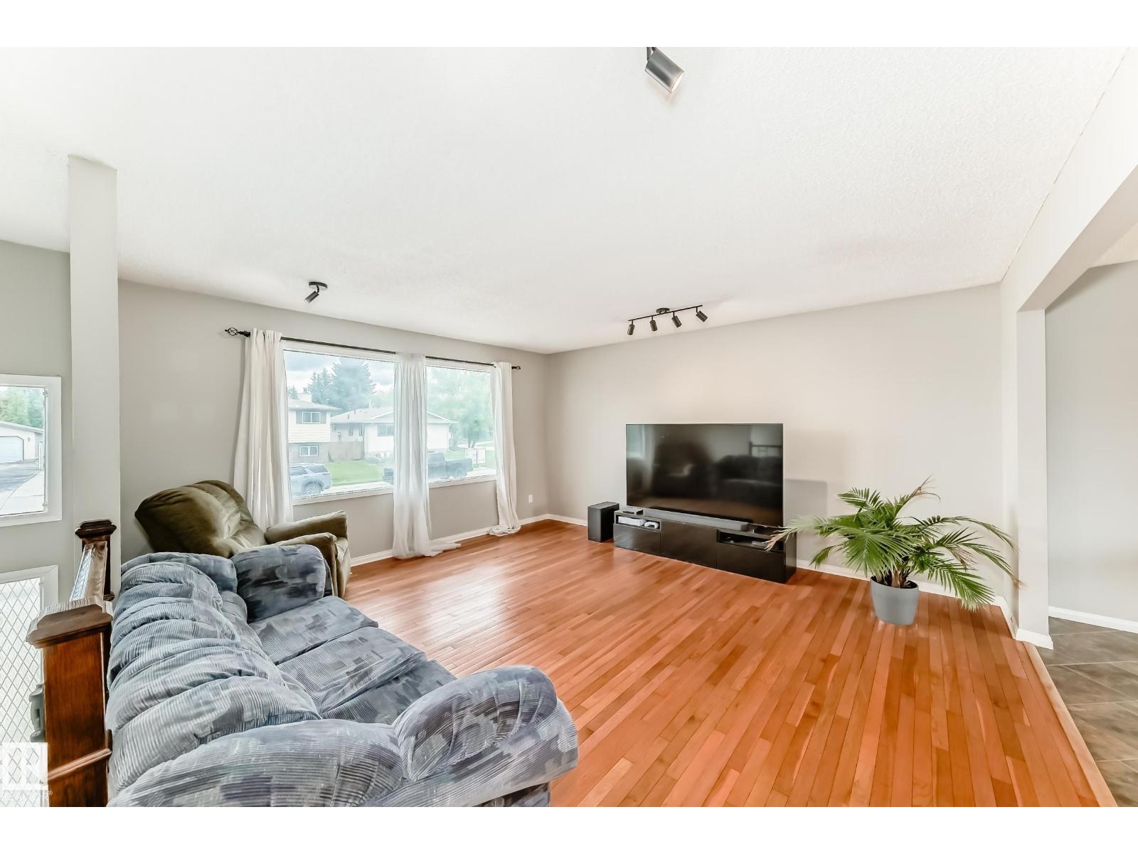 3909 39 AV — photo 16
