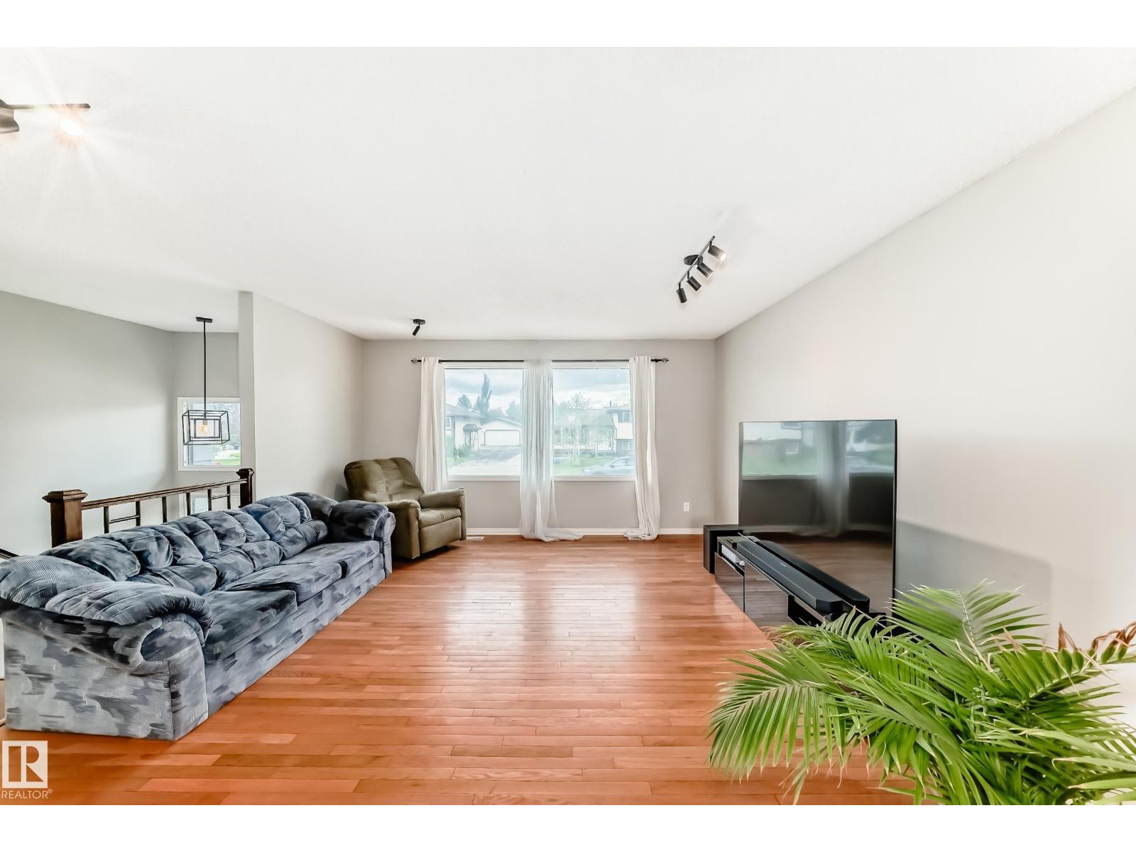 3909 39 AV — photo 17