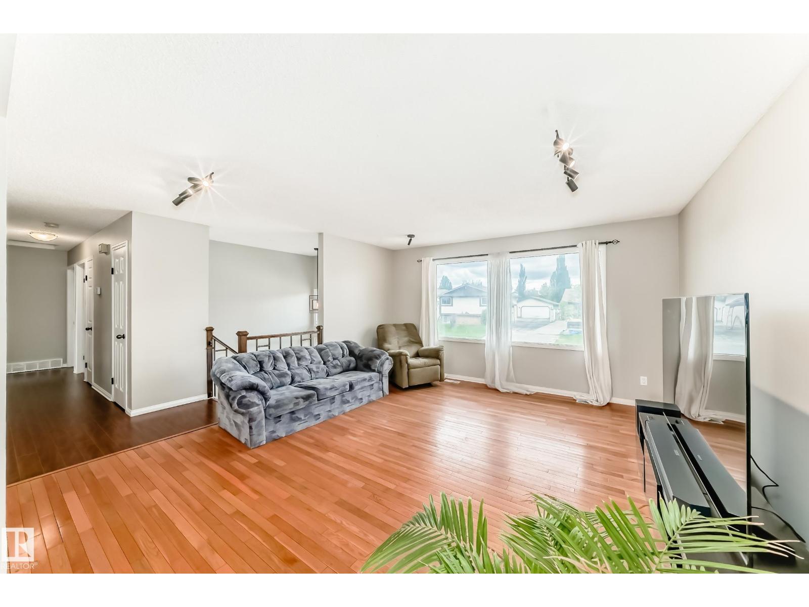 3909 39 AV — photo 18