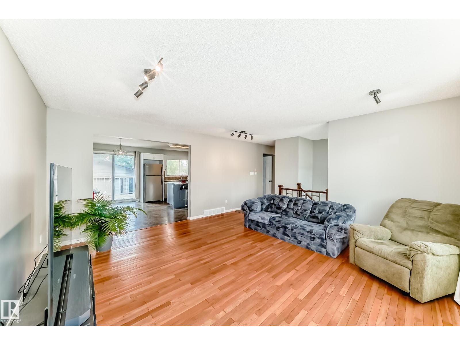 3909 39 AV — photo 19