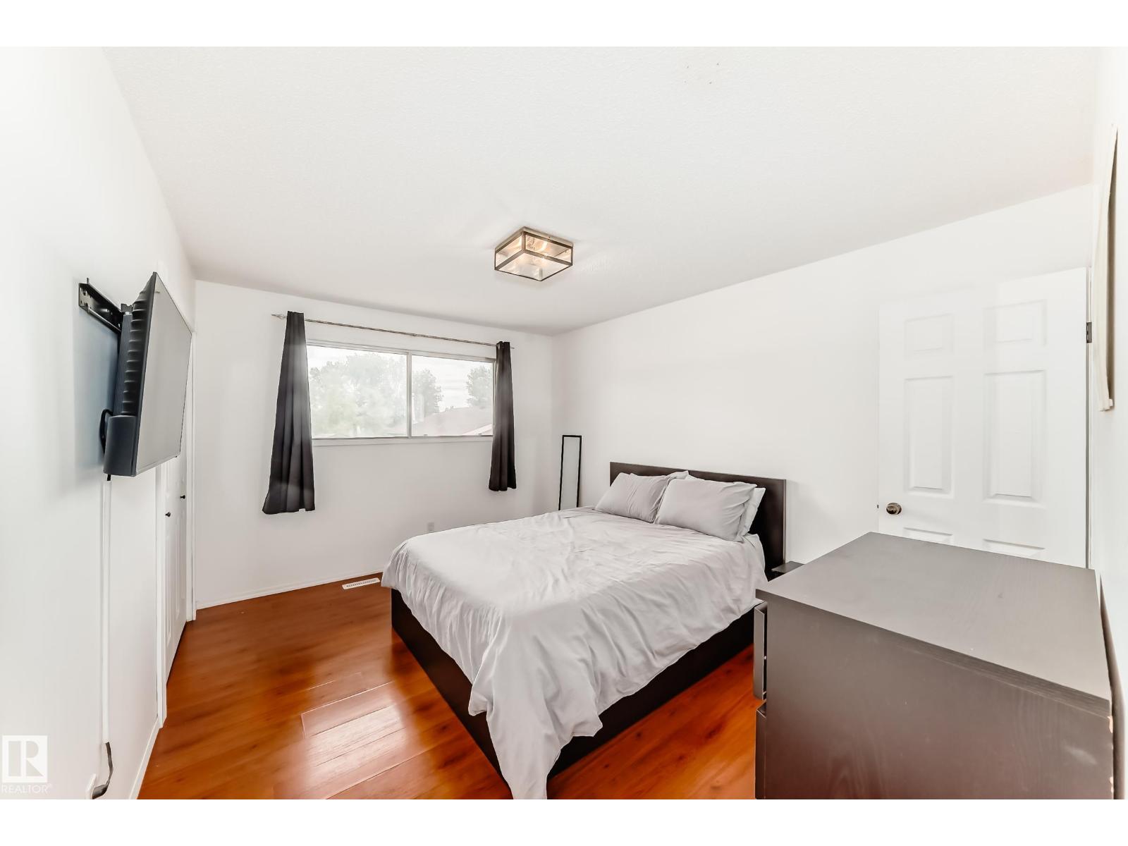 3909 39 AV — photo 25