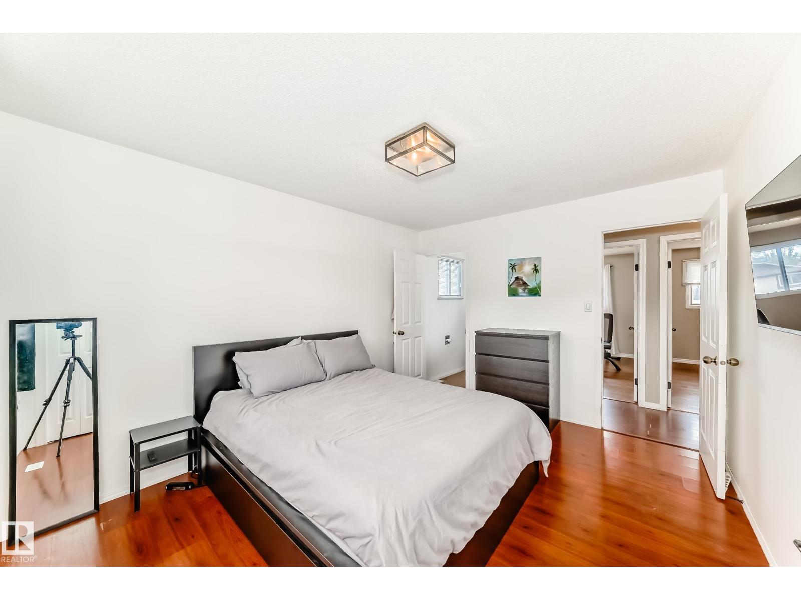 3909 39 AV — photo 28