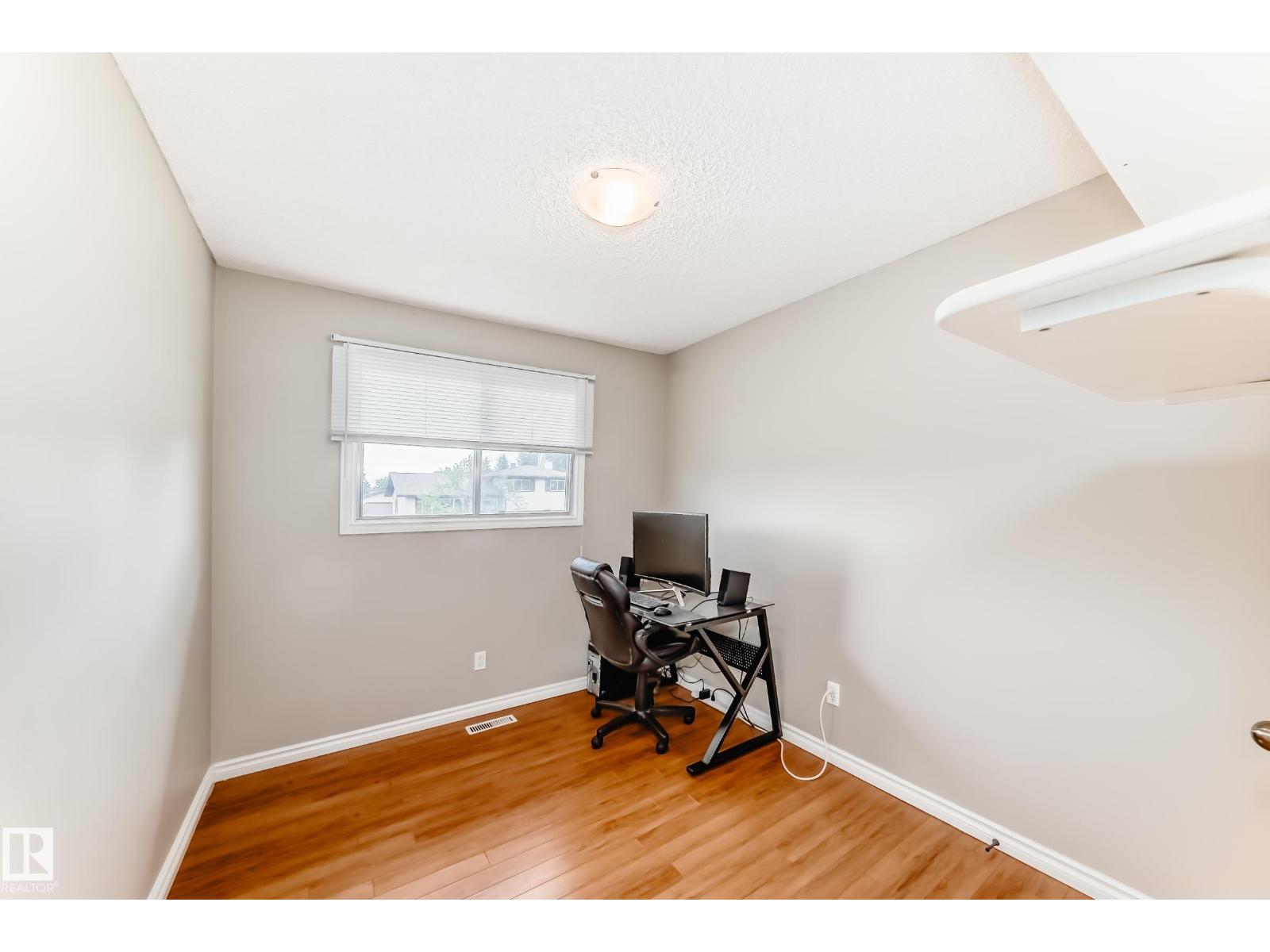 3909 39 AV — photo 31