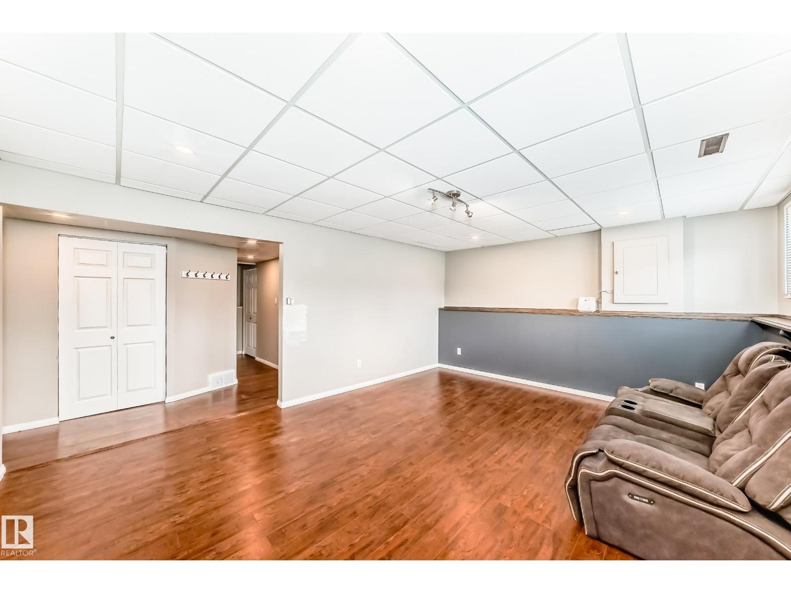 3909 39 AV — photo 40