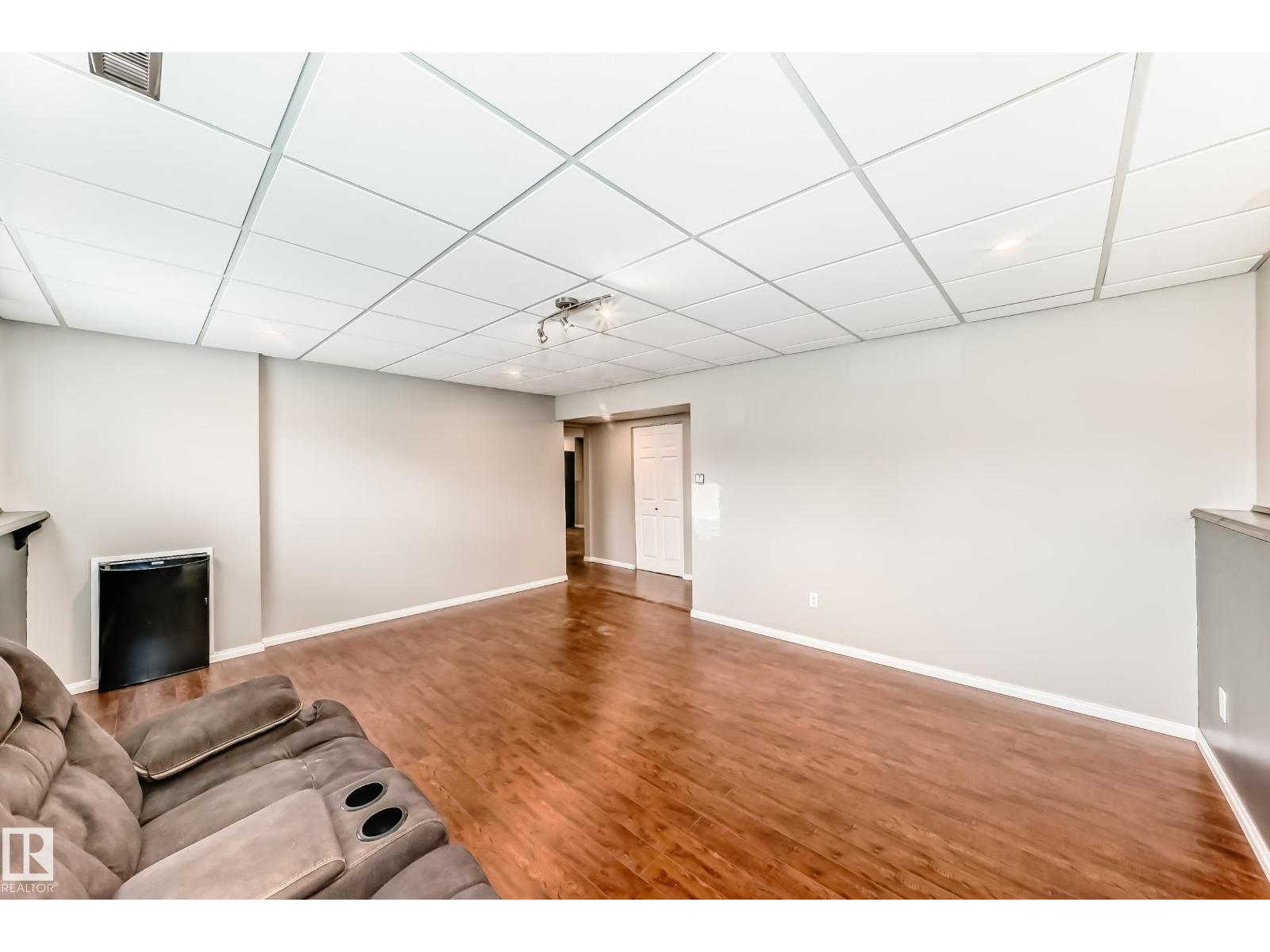3909 39 AV — photo 41