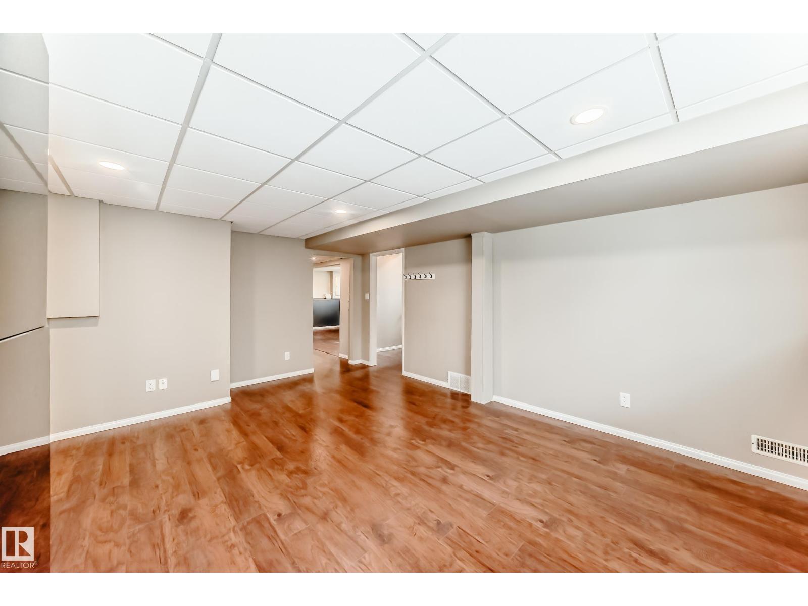 3909 39 AV — photo 44