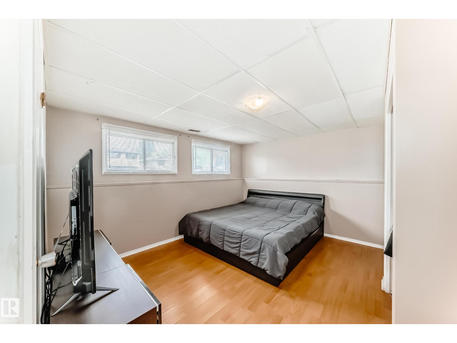 3909 39 AV — photo 46