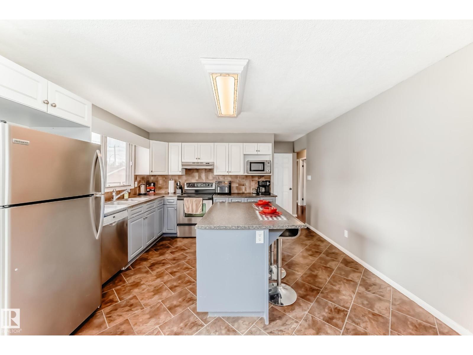 3909 39 AV — photo 6