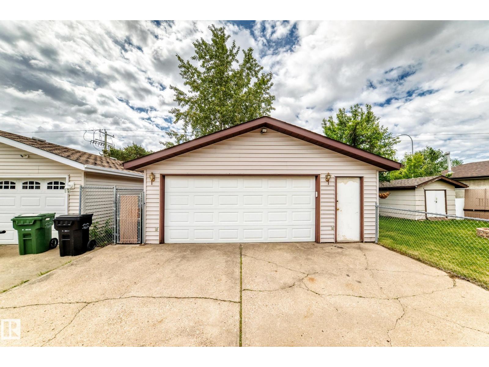 3909 39 AV — photo 60