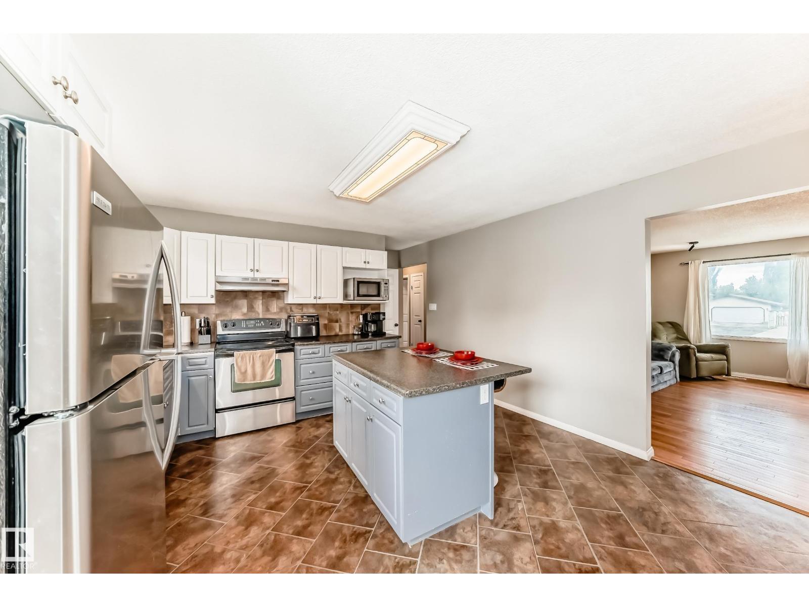 3909 39 AV — photo 7