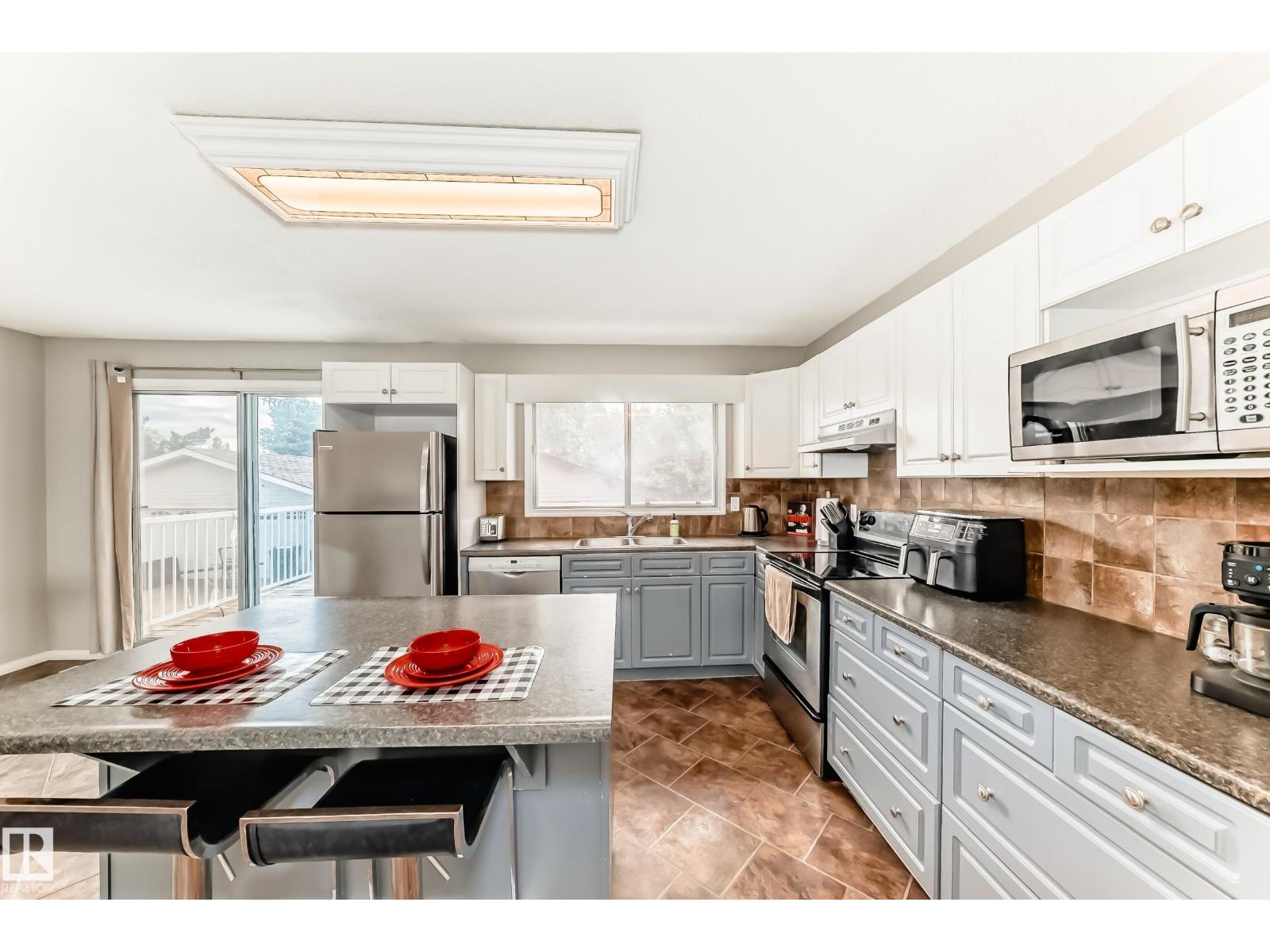 3909 39 AV — photo 9