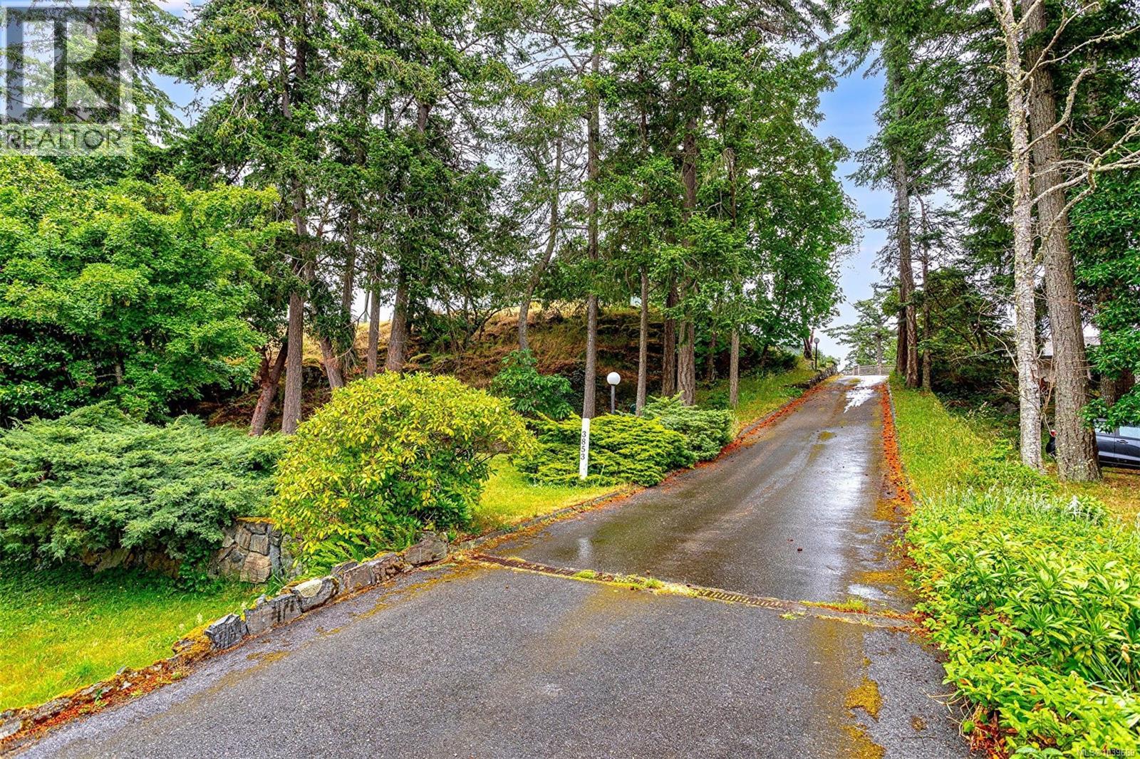 3853 Graceland Dr - Image 2