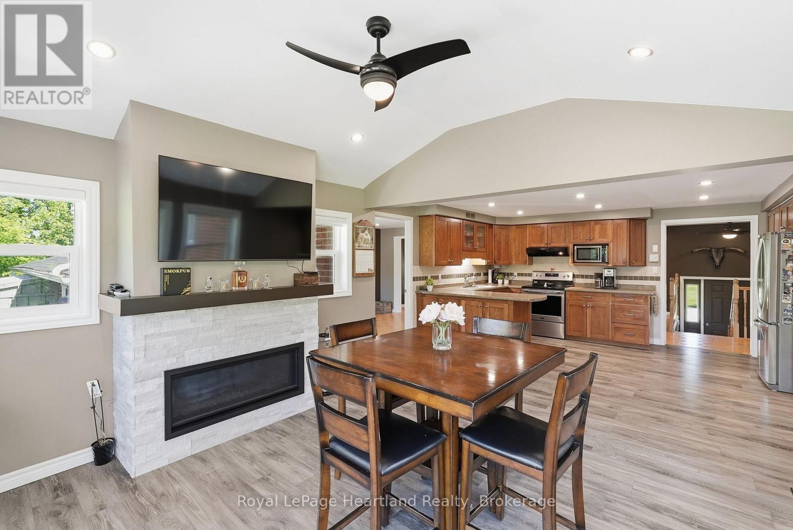 1041 HOWICK STREET - 13