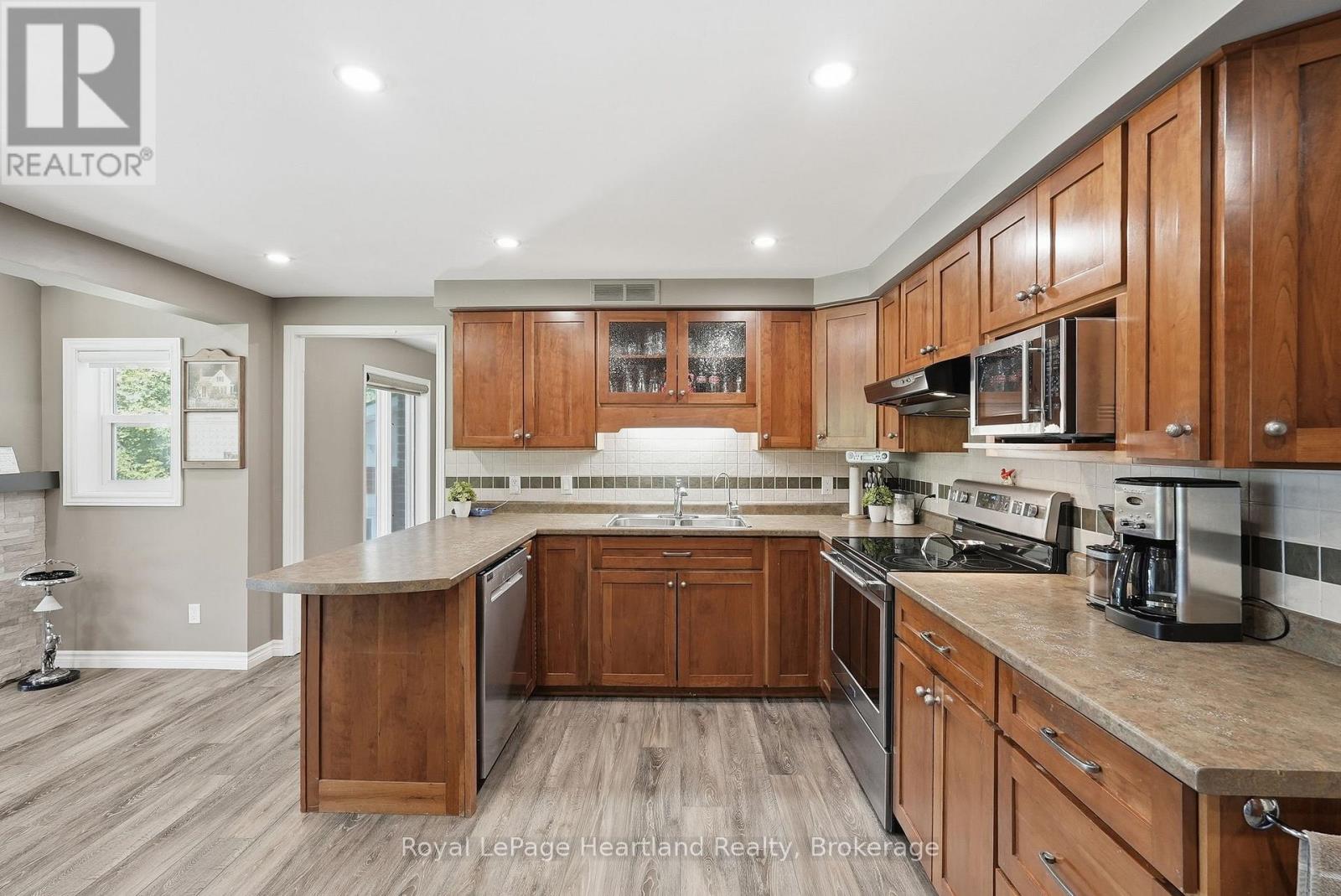 1041 HOWICK STREET - 15