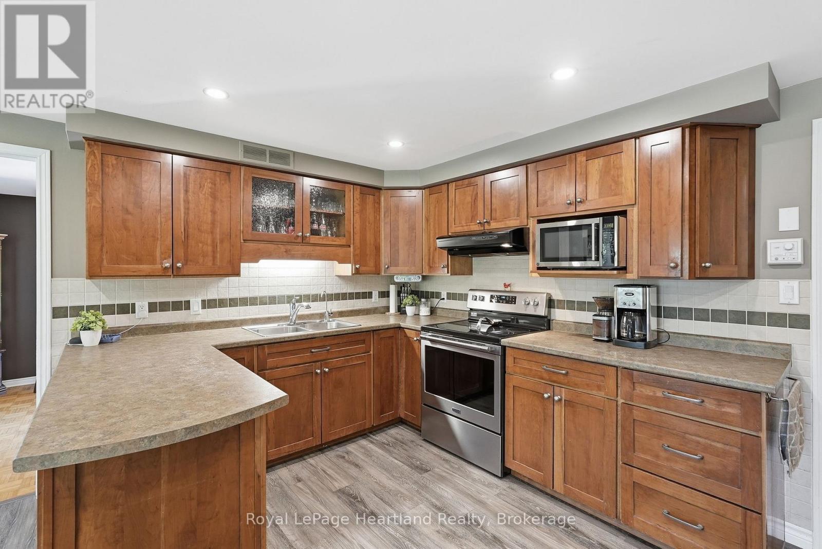 1041 HOWICK STREET - 17