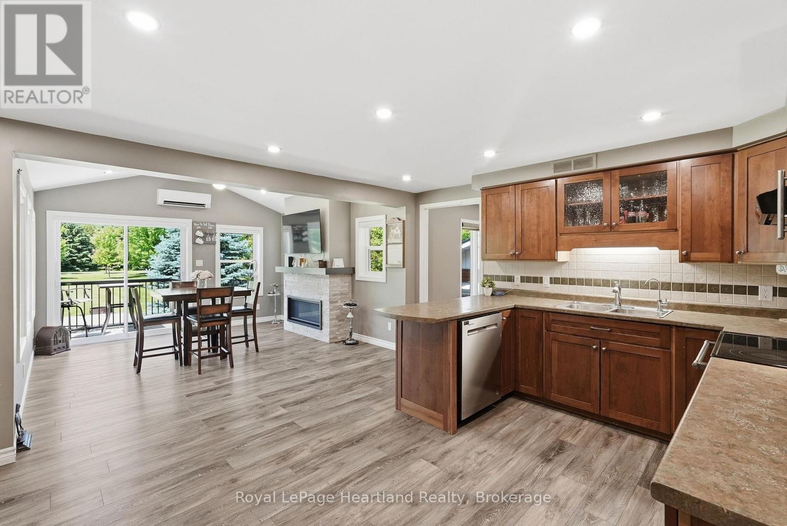 1041 HOWICK STREET - 18