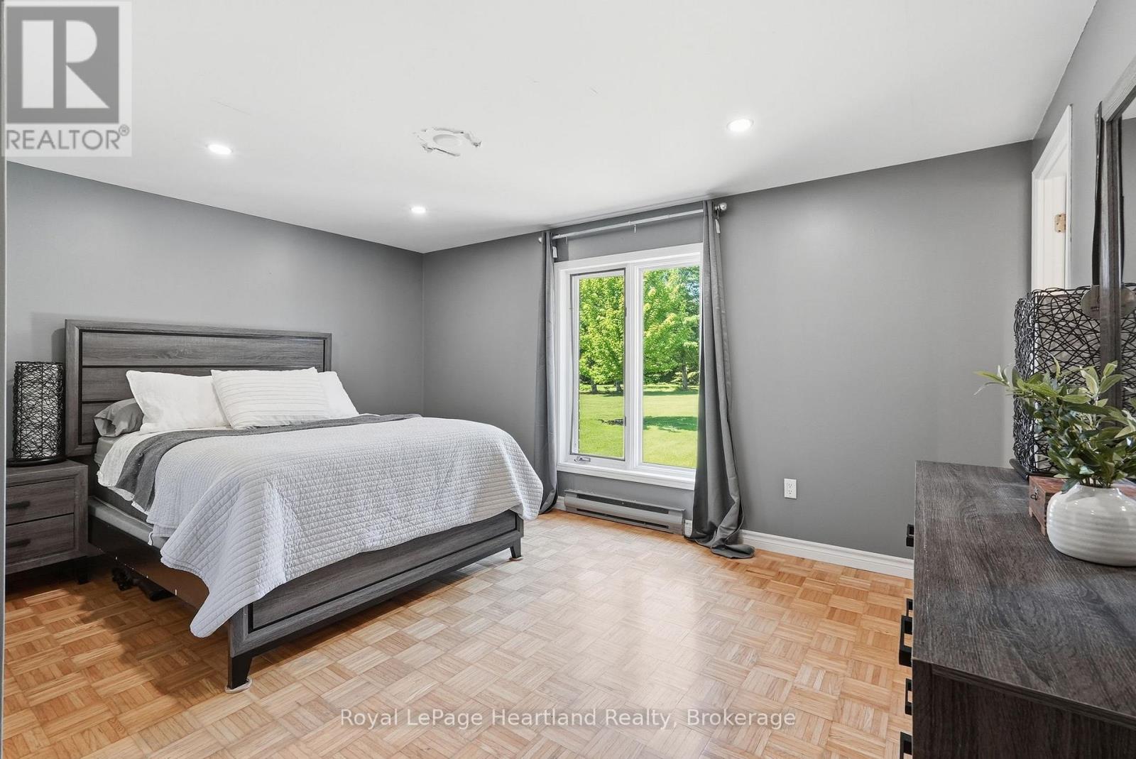 1041 HOWICK STREET - 22