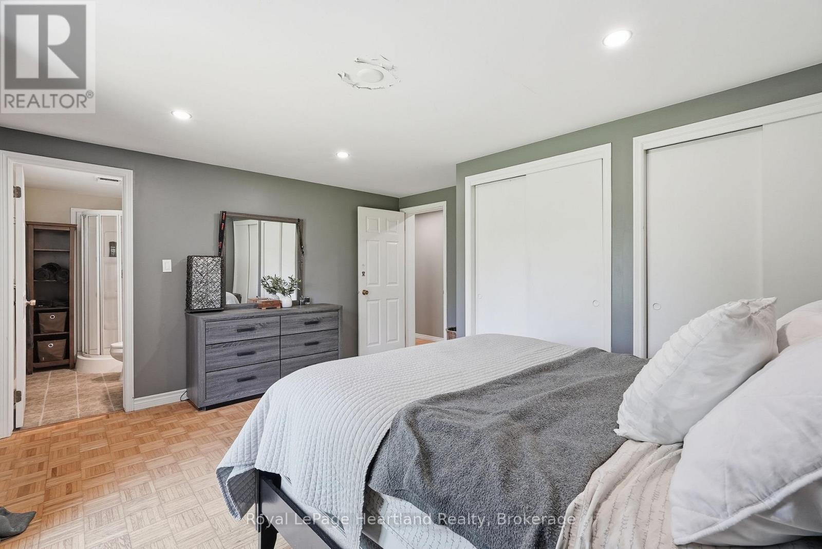 1041 HOWICK STREET - 23