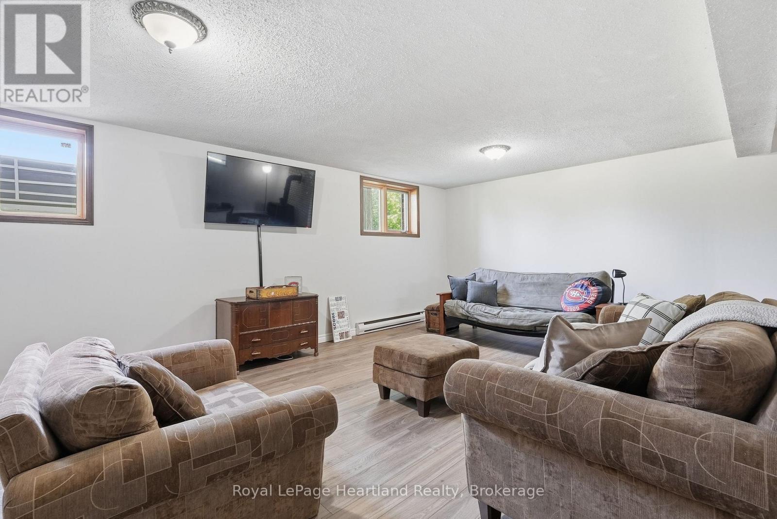 1041 HOWICK STREET - 25