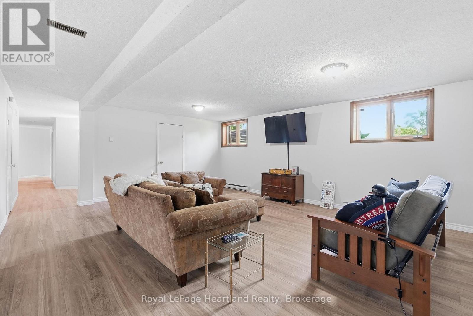 1041 HOWICK STREET - 27