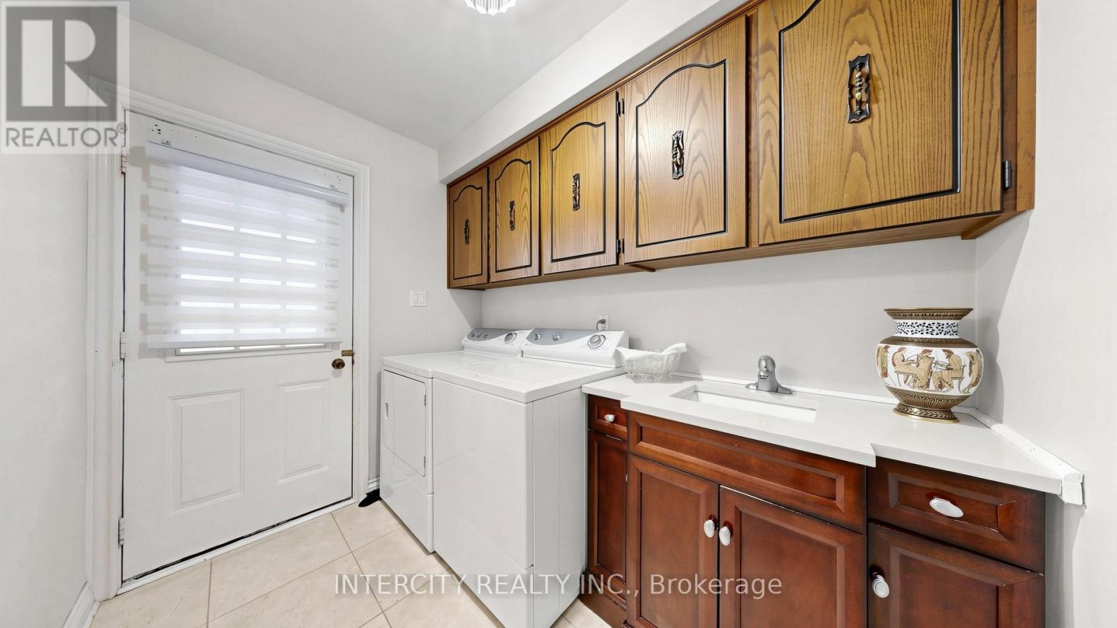 76 SPRUCE AVENUE - 24