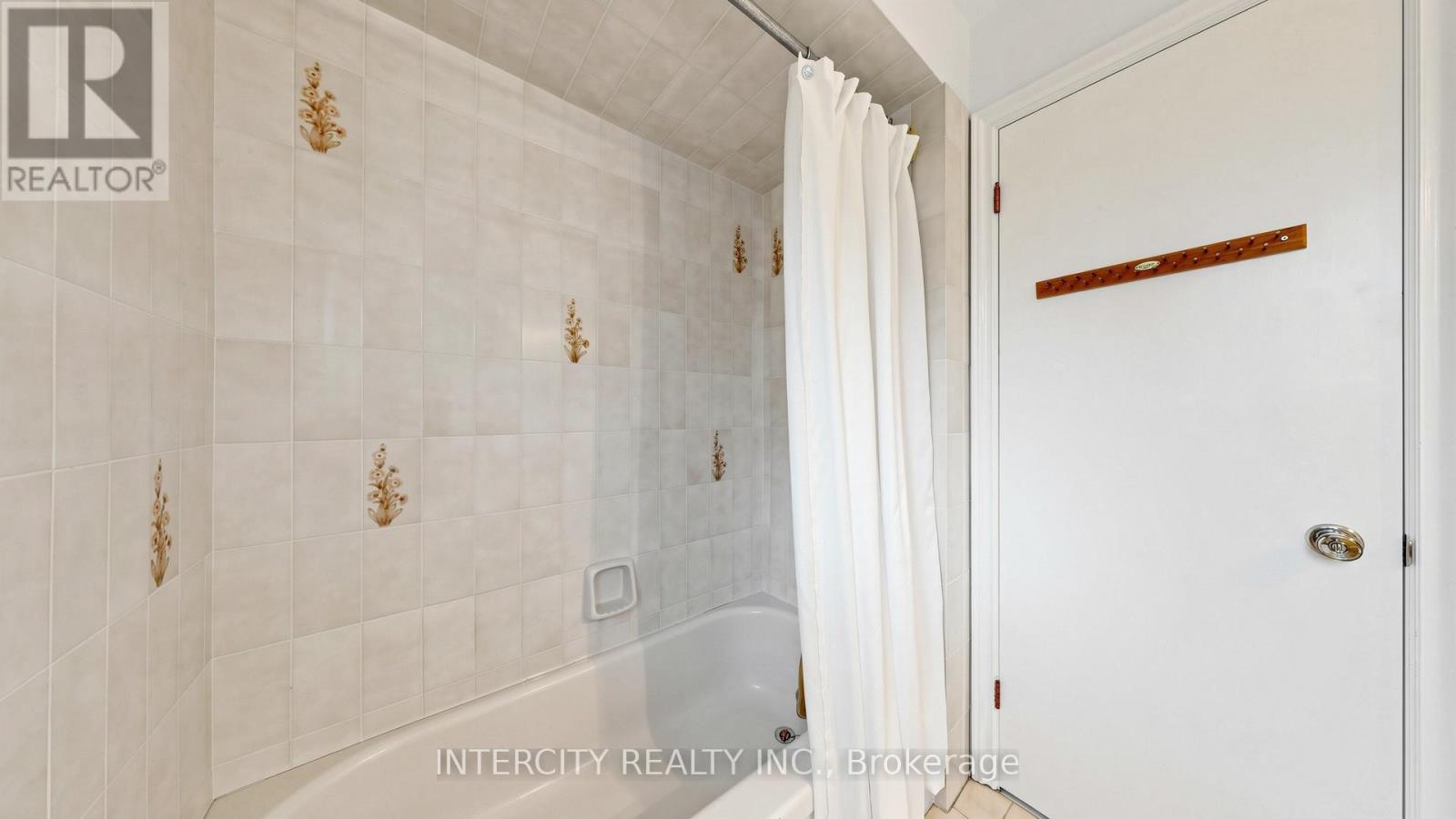 76 SPRUCE AVENUE - 32