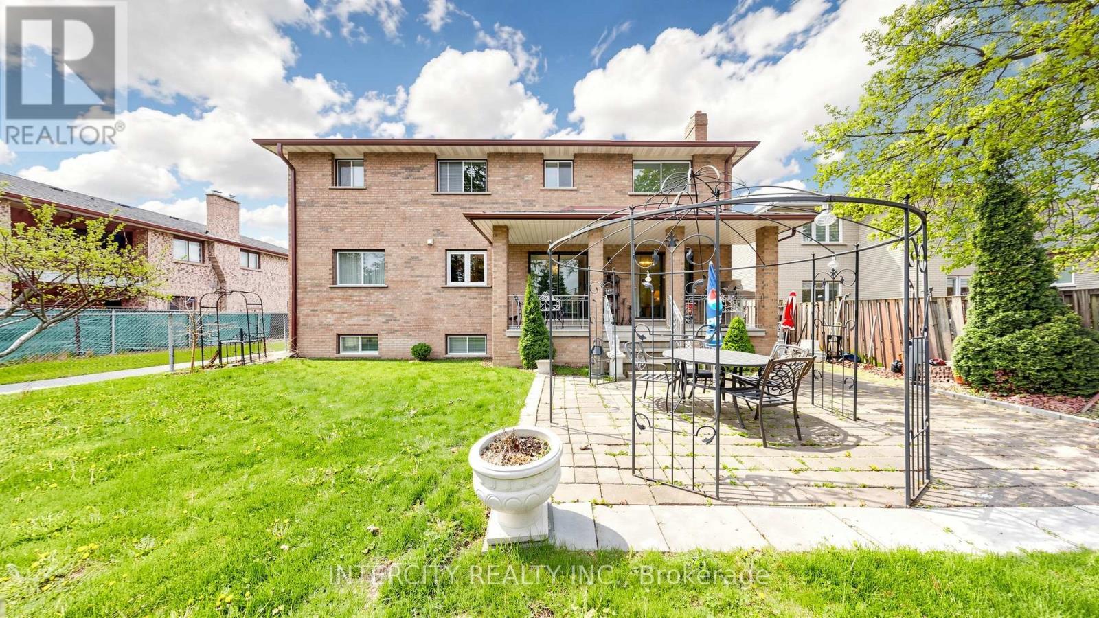76 SPRUCE AVENUE - 48