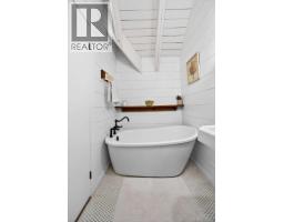261 Mobrae Ave, Salt Spring, BC V8K1J7 Photo 32