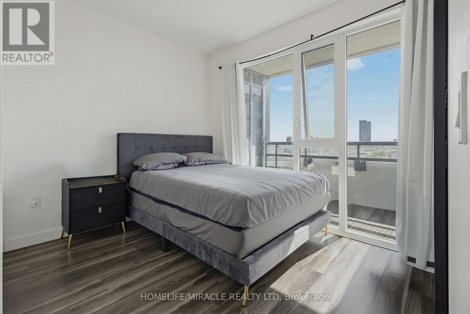 #605 859 THE QUEENSWAY - Image 11
