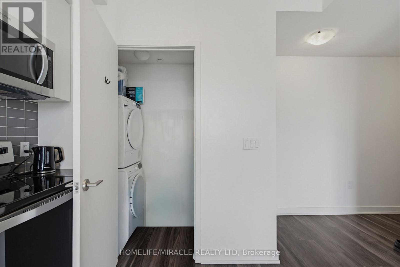 #605 859 THE QUEENSWAY - Image 14