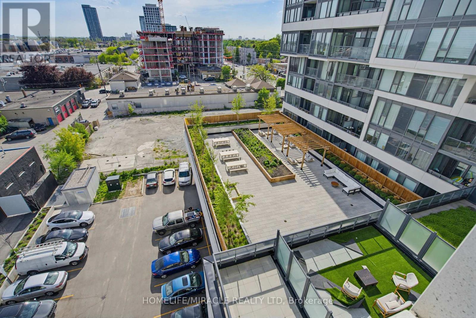 #605 859 THE QUEENSWAY - Image 17